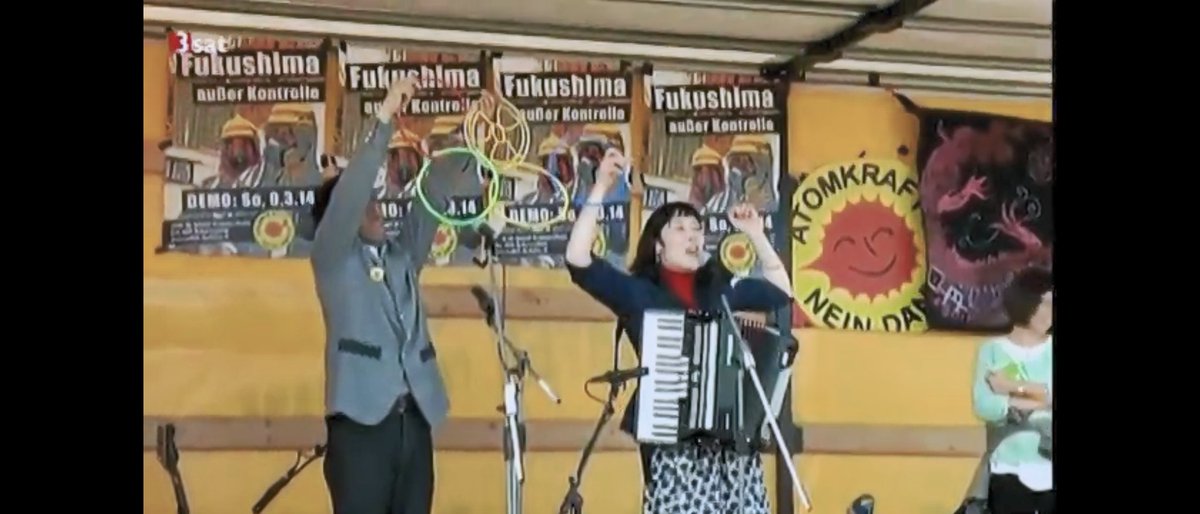 そんなことより、この画像に写っているの、あなたですよね？

「人々は汚染食品を食べ続けていること」って、どういう意味ですか？
これはドイツに見えますが、どこで行われたどういう集会で、なぜ福島県民でもないあなたが呼ばれたんですか？

説明してください。