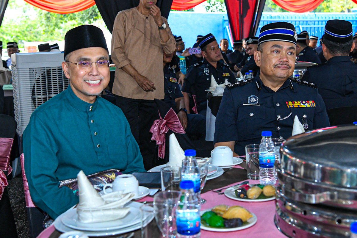MohdShukriYajid's tweet photo. Attended the "Majlis Iftar dan Penyerahan Sumbangan" by @YayasanMSU with the IPD Shah Alam community. Contributions were presented to B40 families and those in need. Thank you ACP Ramsay Anak Embol and the Selangor District Police for their steadfast partnership. #RamadanShare https://t.co/gK97SlFjrH
