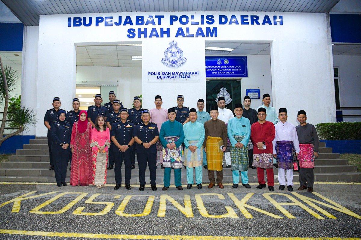 MohdShukriYajid's tweet photo. Attended the "Majlis Iftar dan Penyerahan Sumbangan" by @YayasanMSU with the IPD Shah Alam community. Contributions were presented to B40 families and those in need. Thank you ACP Ramsay Anak Embol and the Selangor District Police for their steadfast partnership. #RamadanShare https://t.co/gK97SlFjrH