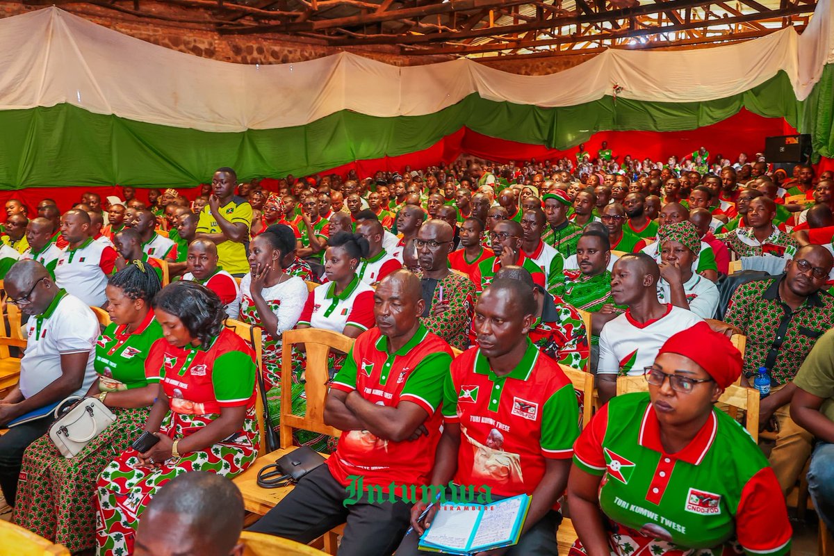 JClaudeNshimir's tweet image. Le 12/3/2026, le Secrétaire Général @CnddFdd @R_Ndikuriyo, a rencontré les responsables administratifs et les cadres du parti de la commune de #Busoni à #Butanyerera. Dans cette localité, la politique de promotion du caféier et d’autres cultures donne des résultats satisfaisants.