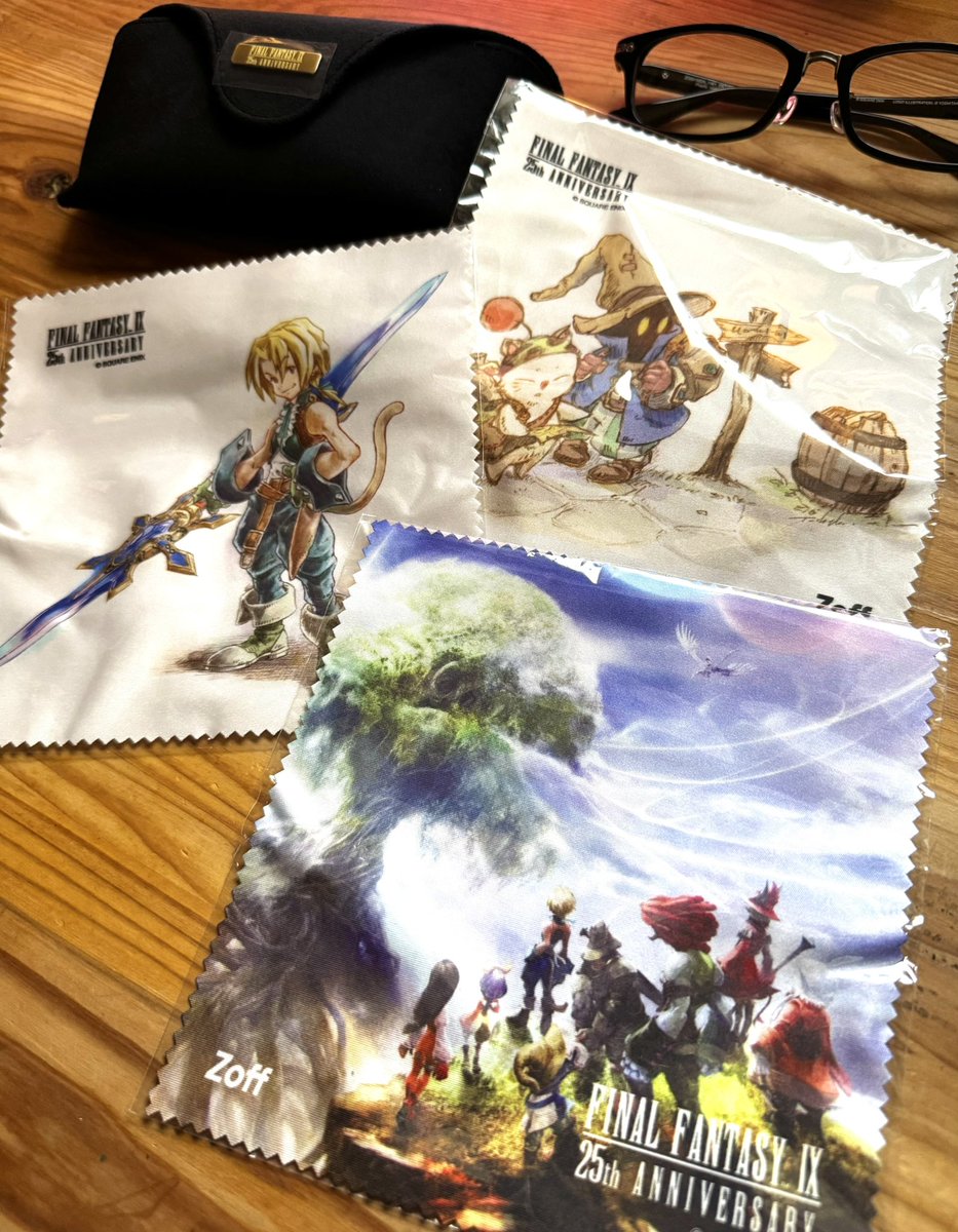ItahanaT's tweet photo. 「Zoff｜FINAL FANTASY IX」コラボレーションメガネのサンプルを頂きました。今日からSNS出しOKとのことなので写真を撮ってみました。メガネは上からプレミアムモデル、ビビモデル、手前がジタンモデル
モグクリーナーも可愛い https://t.co/7oZypXHCYI