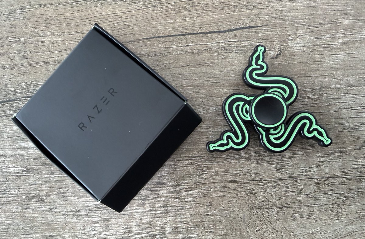 RazerJP's tweet photo. #Razerフライデープレゼント
今週は Razer ハンドスピナー を1名様にプレゼントします。
応募方法は  ① @RazerJP
 アカウントをフォローして、②この投稿をリポストして、③よく見るゲームニュースの情報源（ニュースサイト名など）をレスでご記載いただく、3ステップだけ。
締め切りは 3/17午後11時59分🐍

なお、Razerの愛（AI）がわかるWebページのURLは下記です。
https://t.co/nI1cxvgsKX