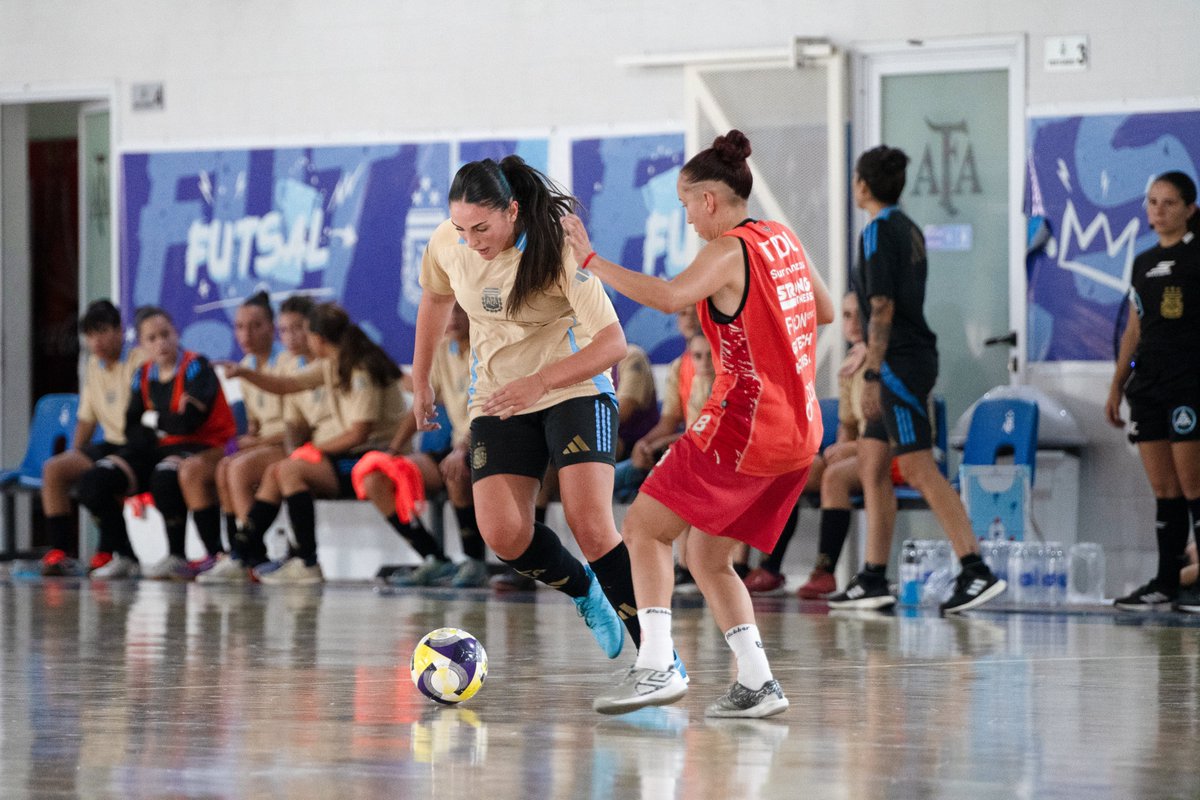 Argentina's tweet photo. #Futsal La Selección #Sub17 #Femenina completó la semana de trabajo realizando una práctica de juego real con el Club Barracas Central.
📰 https://t.co/EtEbMgo6im
#JuegosSuramericanos #EquipoARG 💪💪💪 https://t.co/UHtOG6sFzp