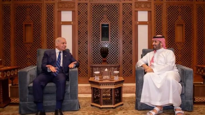 حكمة يابانية تقول ؛

العصفور الذي يطير خلف الصقر، يعتقد أن الصقر يهرب منه ! 

من يتابع الأحداث يتعجب من حلم #السعودية 
وعدم الإلتفات للسلوك #الإيراني

أن الله أنعم علينا برجال من شجرة طيبة أصلها ثابت في قلب كل #سعودي  عقيدة لا تتزعزع .

#ولي_العهد_الأمير_محمد_بن_سلمان #آل_سعود