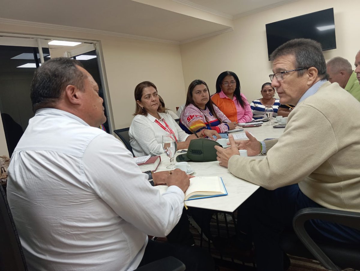 JorgeLuisMayoF1's tweet photo. Sostuvimos fructífero y comprometedor encuentro cn Gob. encargado de Delta Amacuro, Suyiban Bermudez. Le trasladamos nuestros mejores deseos para la gobernadora @loatamaronispsuv; y ratificamos el compromiso humanitario y altruista d los compatriotas cubanos de la Brigada Médica. https://t.co/F8RTyY7DZn