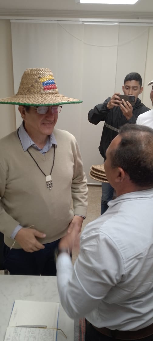 JorgeLuisMayoF1's tweet photo. Sostuvimos fructífero y comprometedor encuentro cn Gob. encargado de Delta Amacuro, Suyiban Bermudez. Le trasladamos nuestros mejores deseos para la gobernadora @loatamaronispsuv; y ratificamos el compromiso humanitario y altruista d los compatriotas cubanos de la Brigada Médica. https://t.co/F8RTyY7DZn