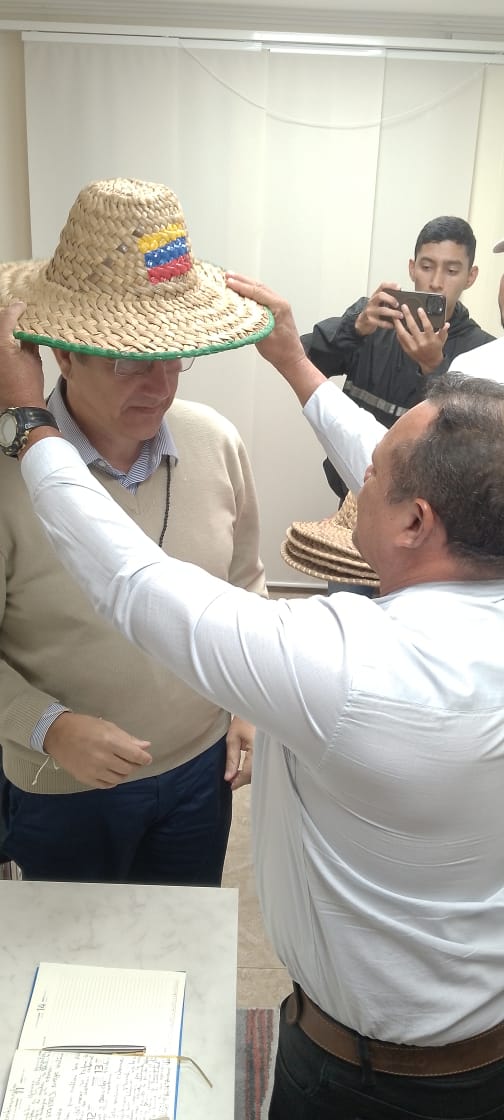 JorgeLuisMayoF1's tweet photo. Sostuvimos fructífero y comprometedor encuentro cn Gob. encargado de Delta Amacuro, Suyiban Bermudez. Le trasladamos nuestros mejores deseos para la gobernadora @loatamaronispsuv; y ratificamos el compromiso humanitario y altruista d los compatriotas cubanos de la Brigada Médica. https://t.co/F8RTyY7DZn