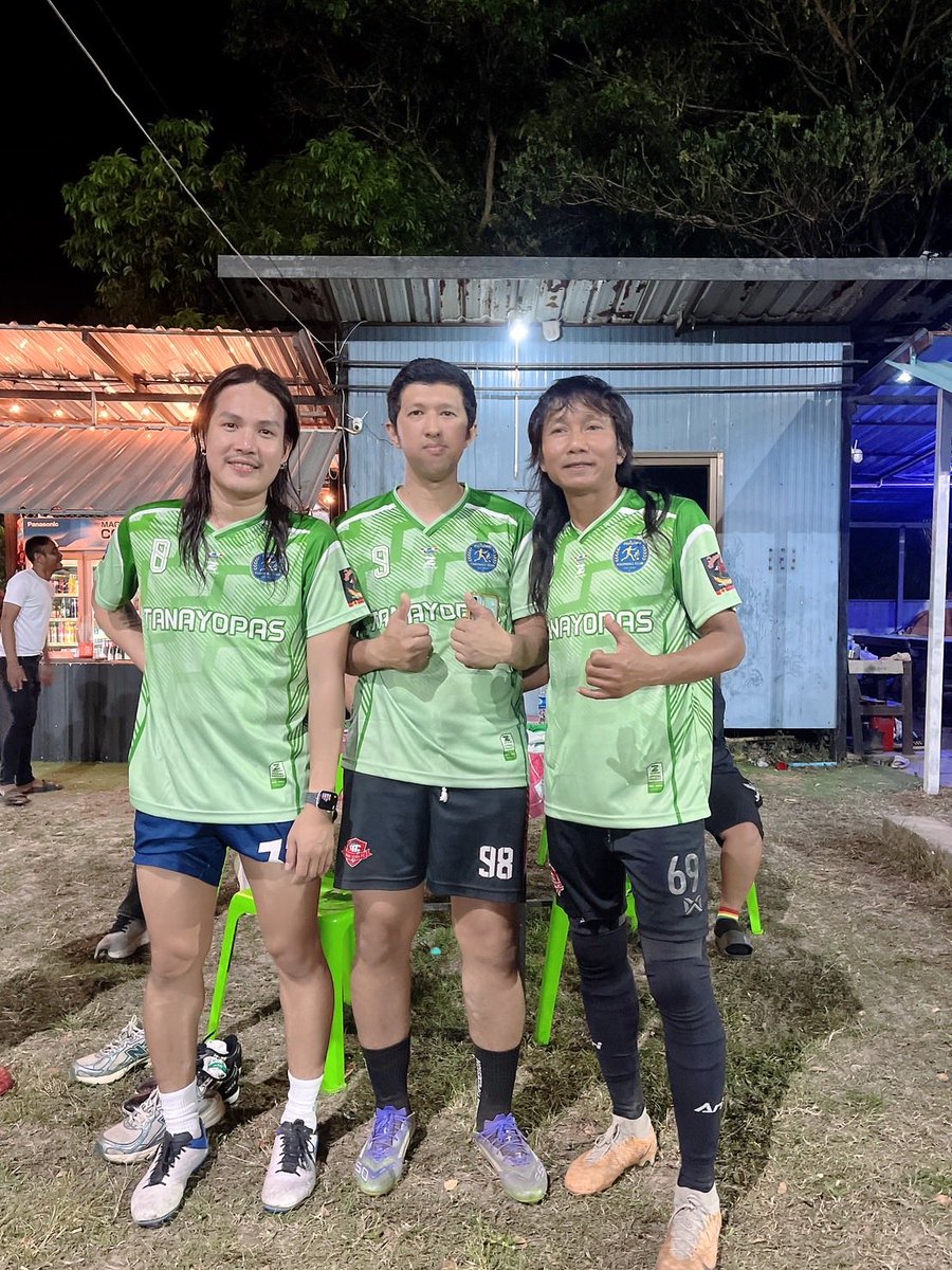 1565Max's tweet photo. ยินดีต้อนรับสมาชิกใหม่เข้าร่วมทีม 
#อาจารย์เสถียรทำมือ และ #ลำเพลินวงศกร 

แมตช์เปิดลีค เปิดตัวชุดแข่งใหม่ 
#คนไม่พอ ฟุตบอลคลับ เราคือครอบครัว 
#กัปตันแม็คNo.9 #ศรีสะเกษ #ศรีสะเกษในเมือง https://t.co/MldlD4tyNt