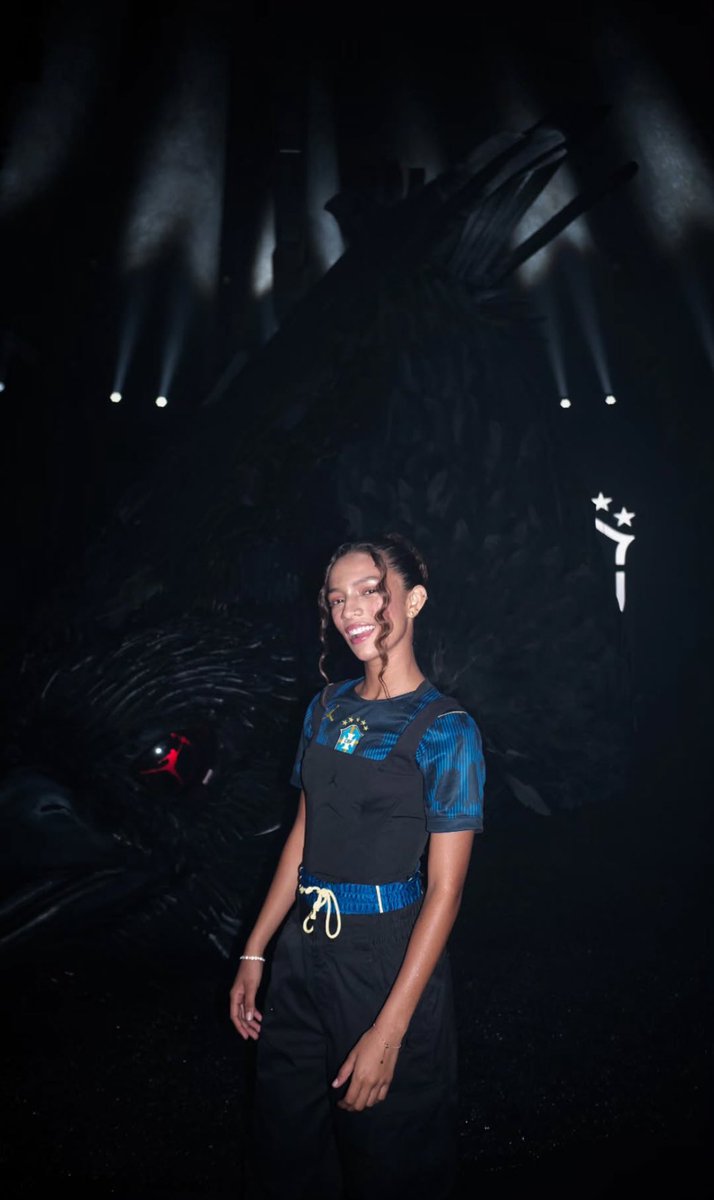 OLHA ELAA!! Lindíssima com a nova camisa da seleção brasileira