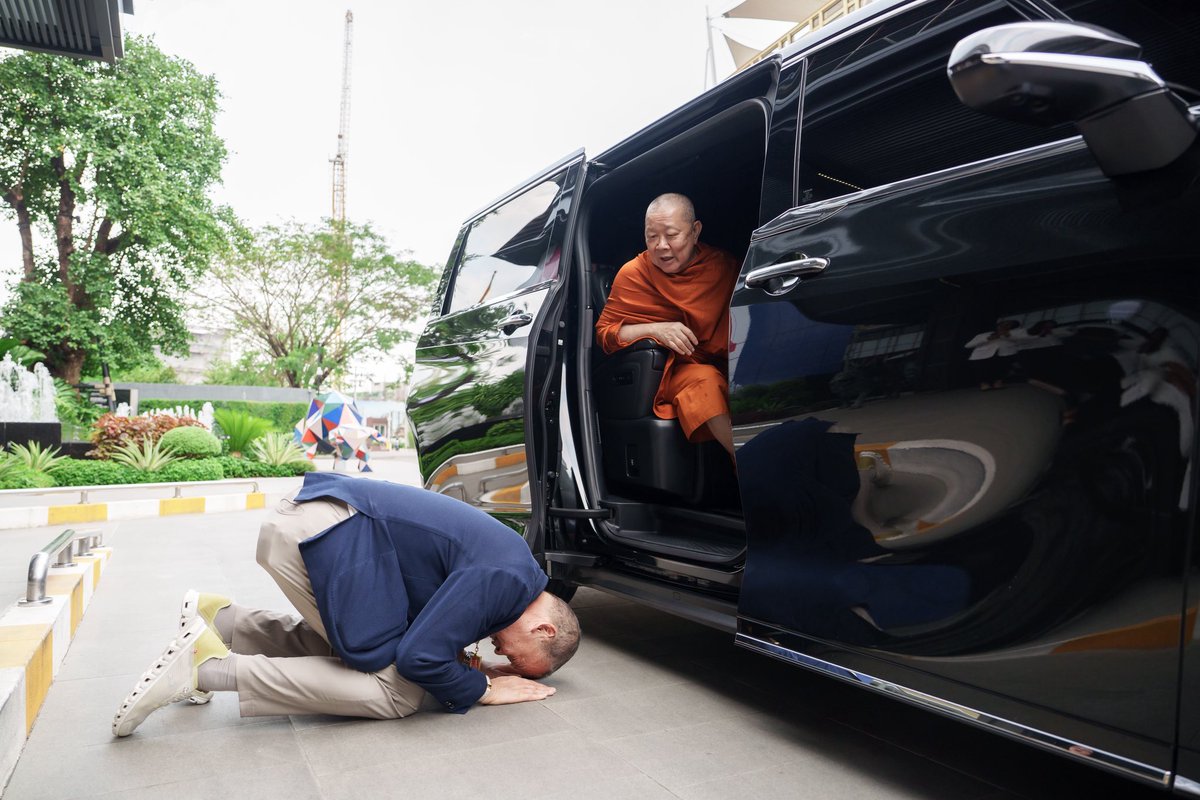sretthafans's tweet photo. นับเป็นสิริมงคลอย่างยิ่งแก่ชาว บริษัท แสนสิริ จำกัด (มหาชน) นายกฯเศรษฐา ทวีสิน ผู้ก่อตั้งบริษัท 
ได้นิมนต์ สมเด็จพระมหารัชมงคลมุนี (สมเด็จธงชัย) 
ผู้ช่วยเจ้าอาวาสวัดไตรมิตรวิทยารามวรวิหาร
มาโปรดประทานพร เพื่อความเป็นสิริมงคลและเสริมขวัญกำลังใจแก่พนักงานทุกคน 🙏 https://t.co/LPQoD88jOG