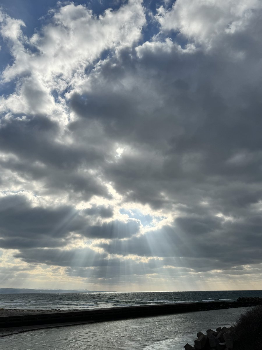 umechinsan's tweet photo. 春の足音が
ぼちぼち…
SUN-IN の冬の名物?
#天使の梯子 も
ぼちぼち見納めですかねぇ〜
#angelsladder
#sunin
#曇天 https://t.co/PDiEE1fV92
