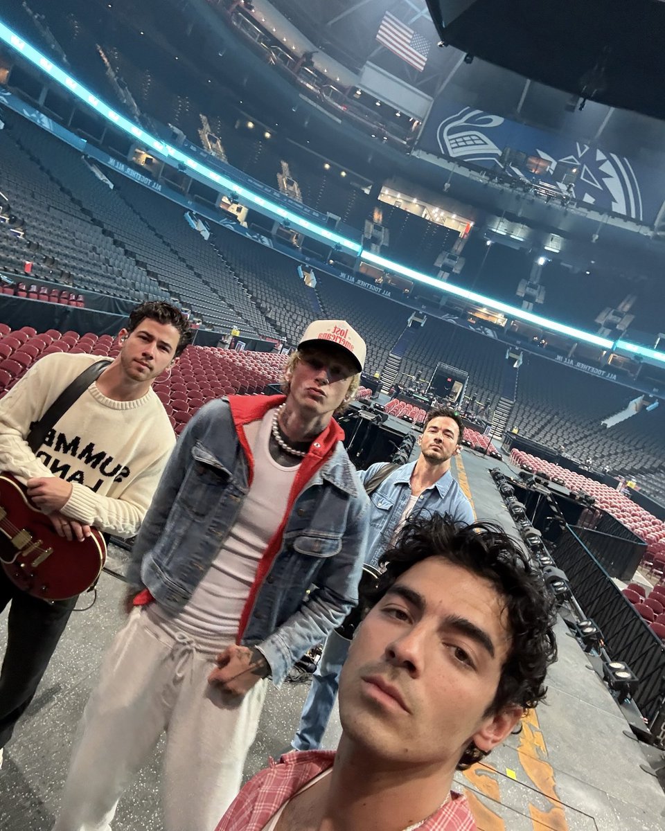 Jonas Brothers tweet media