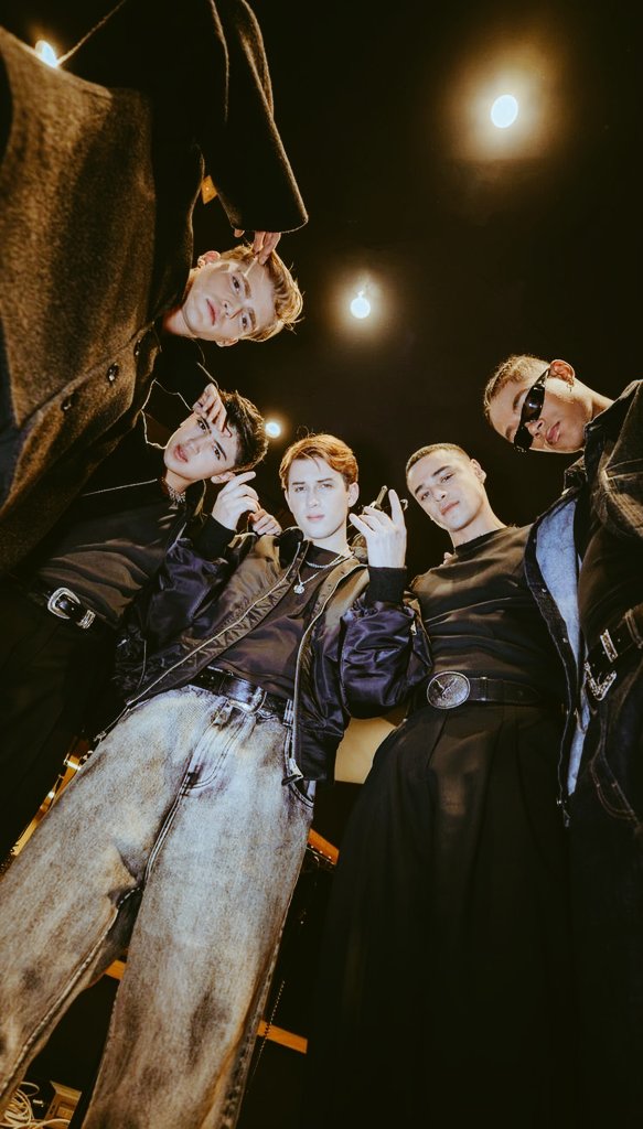 2uwjkoo's tweet image. — Hola! Soy rain, tengo 20 y soy de Perú. Staneo a BTS como STBV, mis bias son Jungkook; alejandro y gabi. Me gusta informar, ya sea en votaciones, eventos, y estoy aprendiendo y empezando a crear playlist. Amo a estos dos grupos con mi &amp;lt;3

#IntegraciónBrava #DUAL #STBV_DUAL