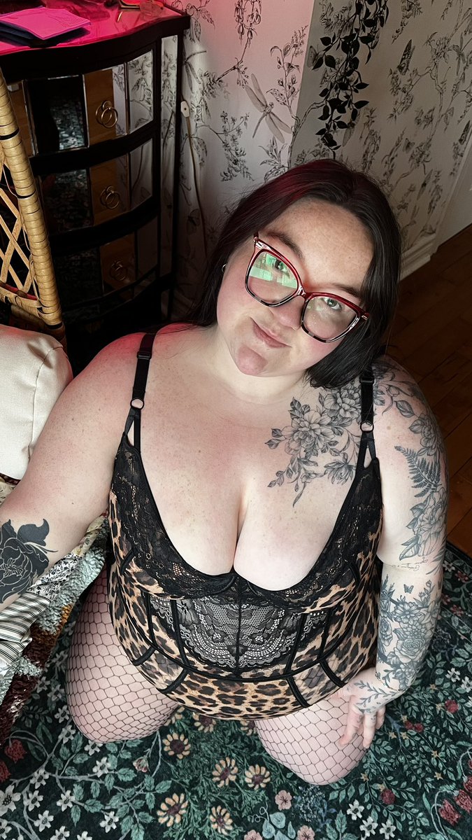 janey030's tweet photo. oh hi 🤓 

#bbw #nsfw https://t.co/NOHGwtOFww