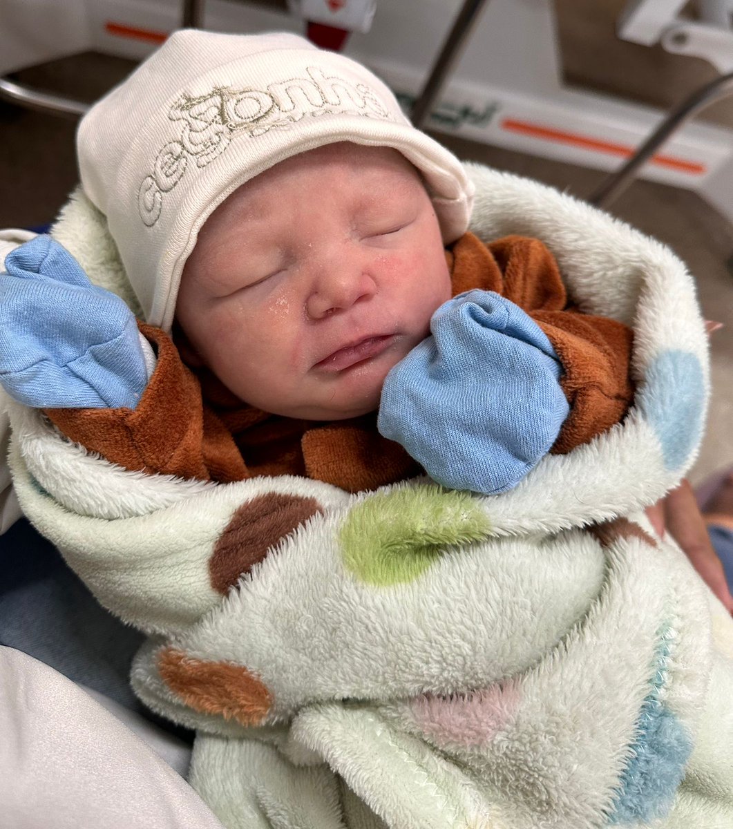 jeehvalesca's tweet photo. 12/03/2026 às 10:59 nasceu nosso filho caçula Liam Pedro, na Maternidade do Hospital Federal de Bonsucesso. 💙
Com 3,15 kg e 46 cm, chegou para completar nossa família.
O segundo amor das nossas vidas… nosso mundo permanecendo azul. 💙 https://t.co/qUXyduilzU