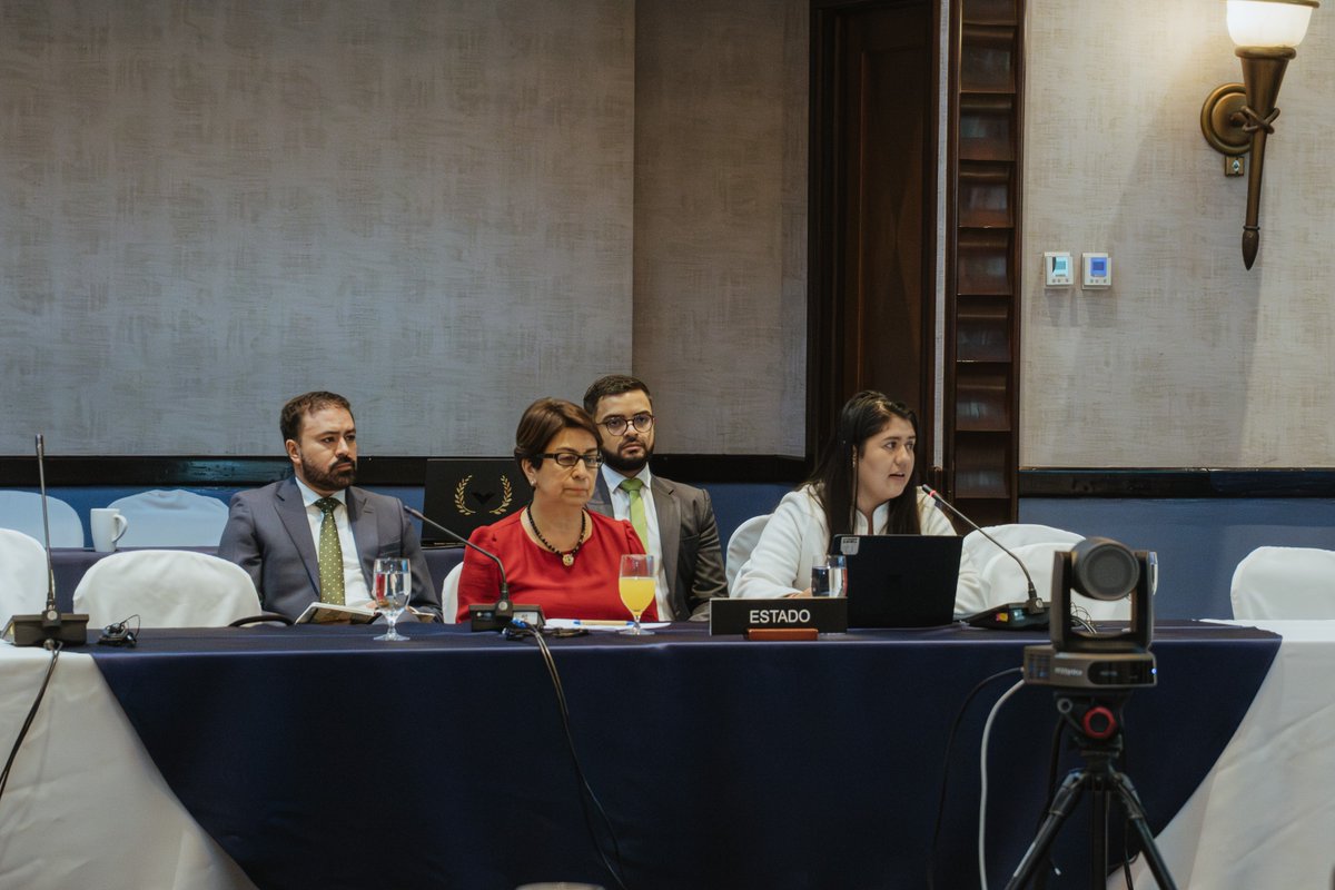 CIDH's tweet photo. #195PeríodoCIDH | #CIDHAudiencias | #Colombia: Situación de los #DerechosHumanos de víctimas de trata de personas. 
 
👉🏽 Organizaciones presentaron hallazgos sobre las brechas estructurales en el acceso a la justicia, la reparación integral y el enfoque de género que atraviesan las víctimas de trata. Solicitaron a los tribunales mayor capacidad técnica con atención diferenciada a mujeres, niñas, personas migrantes y comunidad LGBTIQ+, y al Estado, actualizar protocolos y situar a la víctima en el centro de una justicia orientada a la restitución y no repetición. 
 
👉🏽 El Estado reiteró su compromiso con un abordaje integral de la trata, reconoció los obstáculos señalados, e informó sobre modificaciones a las reformas normativas en curso para fortalecer rutas de protección hacia grupos históricamente discriminados. 
 
👉🏽 La #CIDH subrayó la importancia de entender la trata como un crimen que afecta de manera diferenciada a las víctimas, y que, el Estado como territorio de tránsito, requiere mayores esfuerzos para garantizar acceso a la justicia a personas migrantes en situación de vulnerabilidad.
 
Ve la audiencia aquí: https://t.co/Uoq8ZXRsX4