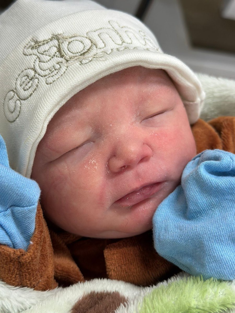 jeehvalesca's tweet photo. 12/03/2026 às 10:59 nasceu nosso filho caçula Liam Pedro, na Maternidade do Hospital Federal de Bonsucesso. 💙
Com 3,15 kg e 46 cm, chegou para completar nossa família.
O segundo amor das nossas vidas… nosso mundo permanecendo azul. 💙 https://t.co/qUXyduilzU