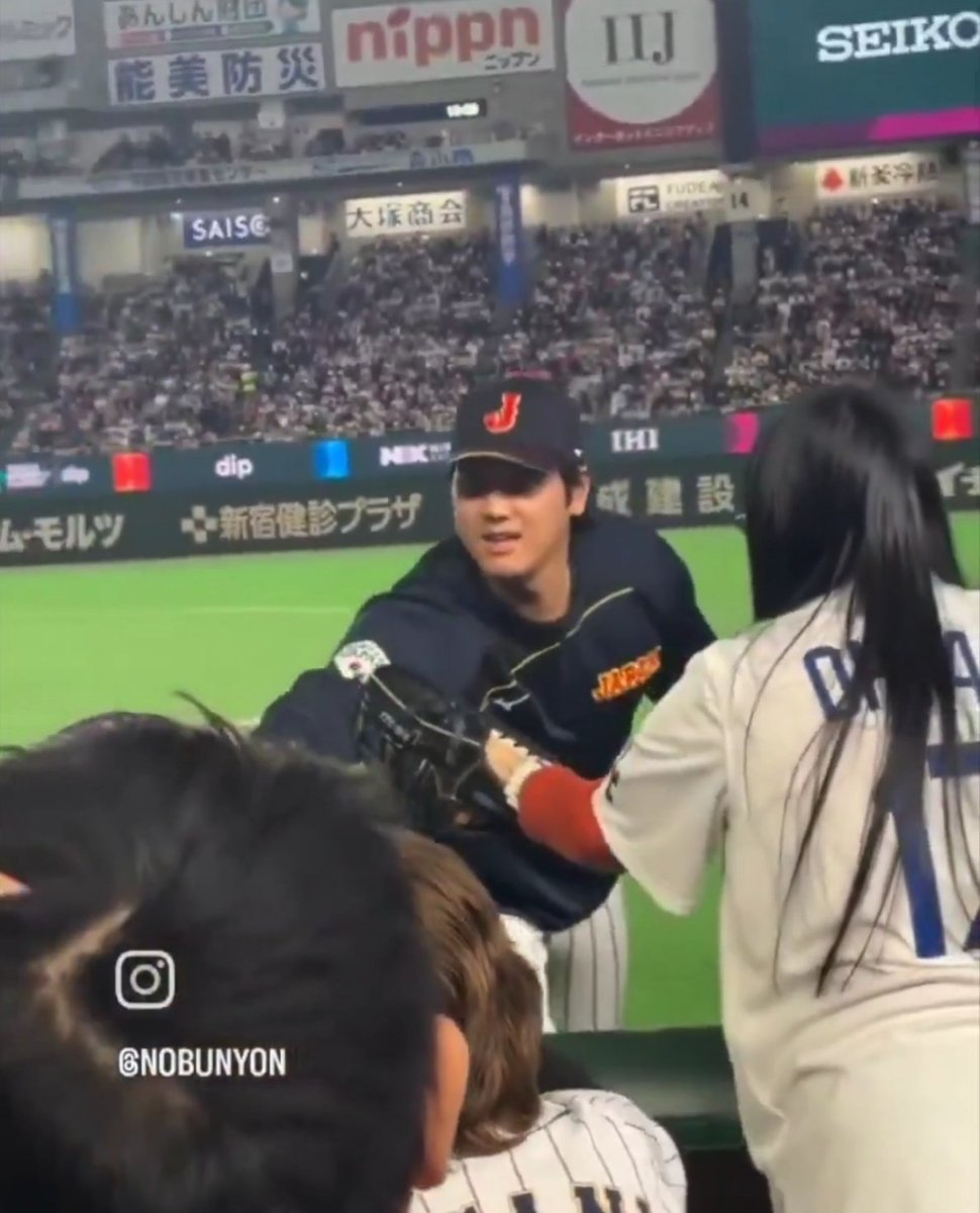 sxzBST's tweet photo. 【物議】大谷翔平のボール問題、新たな展開に

「おばちゃんじゃなくて子どもが貰えて良かった」

「自席にいた女性がなぜ叩かれる？」

「子どもは席に戻るよう注意されてる」

「ルールを守らない子どもが悪い」

「前に行かせた親が悪い」

子どもの父親、インスタをそっと削除←ｲﾏｺｺ https://t.co/phroXk9JkK