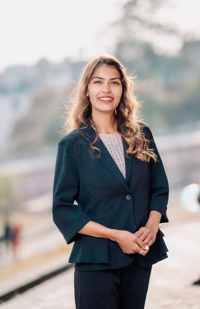 जन्म दिनको शुभकामना हँसु❤️
तिम्रो कलम र स्वरले सधैभरि समाजको प्रतिनिधित्व गरिरहोस यो यात्राले विश्राम लिदैन आफू रित्तिएर पनि अरूलाई पुर्ण बनाउने बानि आजकै दिनबाट हटोस हिड्नेबाटोहरू कयौं गुणा सुन्दर छन् सालिन भद्र स्पष्टता समझदार छौ हँसिलो मुहार सधै कायम रहेस शुभकामना हँसु❤️