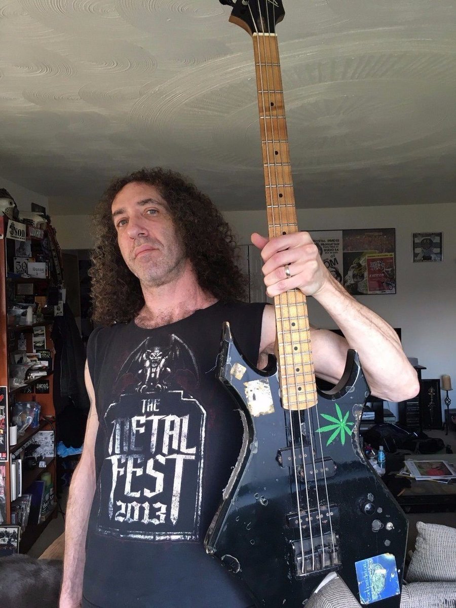 #これを知ってる人だけで100いいね目指す
ヒント：アメリカのベテランベーシストで、thrash metal、crossover thrash、grindcoreシーンに多大な影響を与えた人物。
特にAnthraxの創設メンバーとして知られ、Nuclear Assault、Brutal