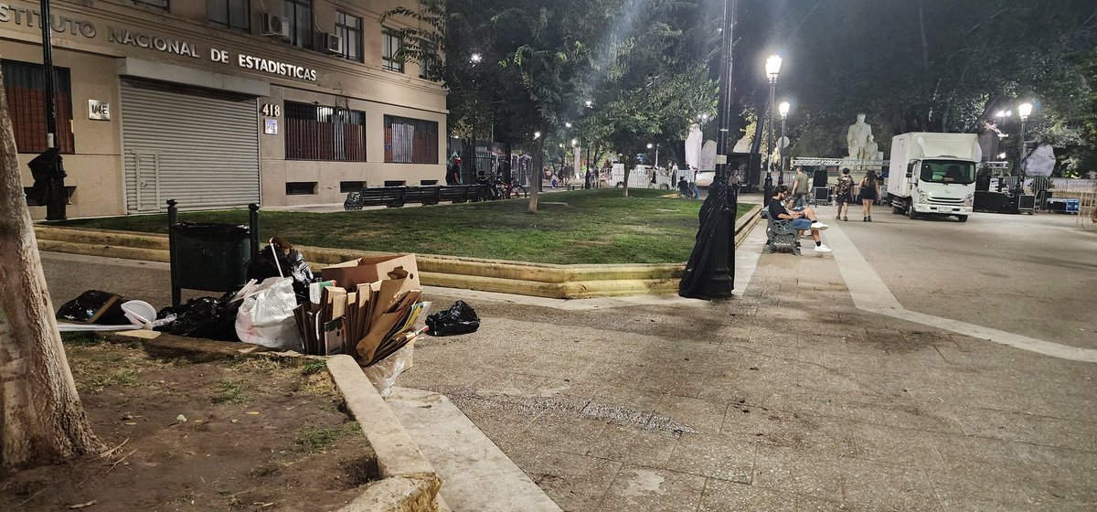 adrian_CFN's tweet photo. Y aquí en el segundo tuit les dejo fotos de bolsas negras gigantes atadas a postes y algunas papeleras.

Las papeleras parecen juegos de Jenga de vasos plásticos, con muy pocas cosas afuera de ellas.

Para que mañana nadie se atreva a desinformar sobre la actitud cívica de la diáspora venezolana en Chile. 
🧵2/2