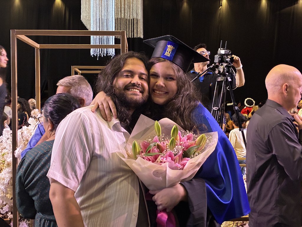 thiagonotfound's tweet photo. @carpevnter minha formanda, amo mais q tudo 💐💐💕💕 https://t.co/PxCRqkqt6c