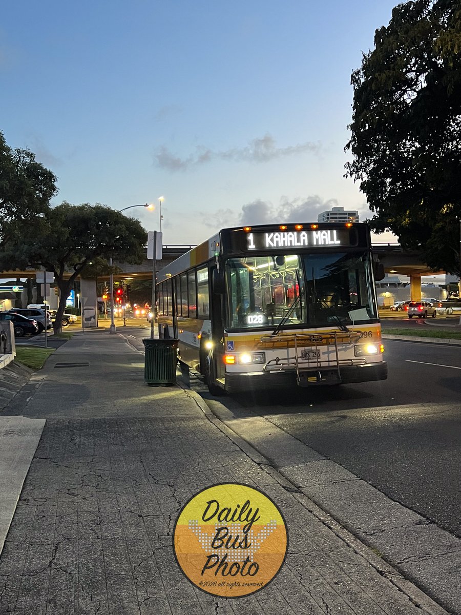 DailyBusPhoto's tweet photo. TheBus Route 1 - Kāhala Mall (Unit 296) at stop 3153 across from the Kahala Towers in Kahala.

#Photograghy #PublicTransit #TheBus #HOLOWithUs #Transit #Bus #BusSpotting #GILLIG #Hawaii #Honolulu #Oahu https://t.co/l6efGsnJJJ