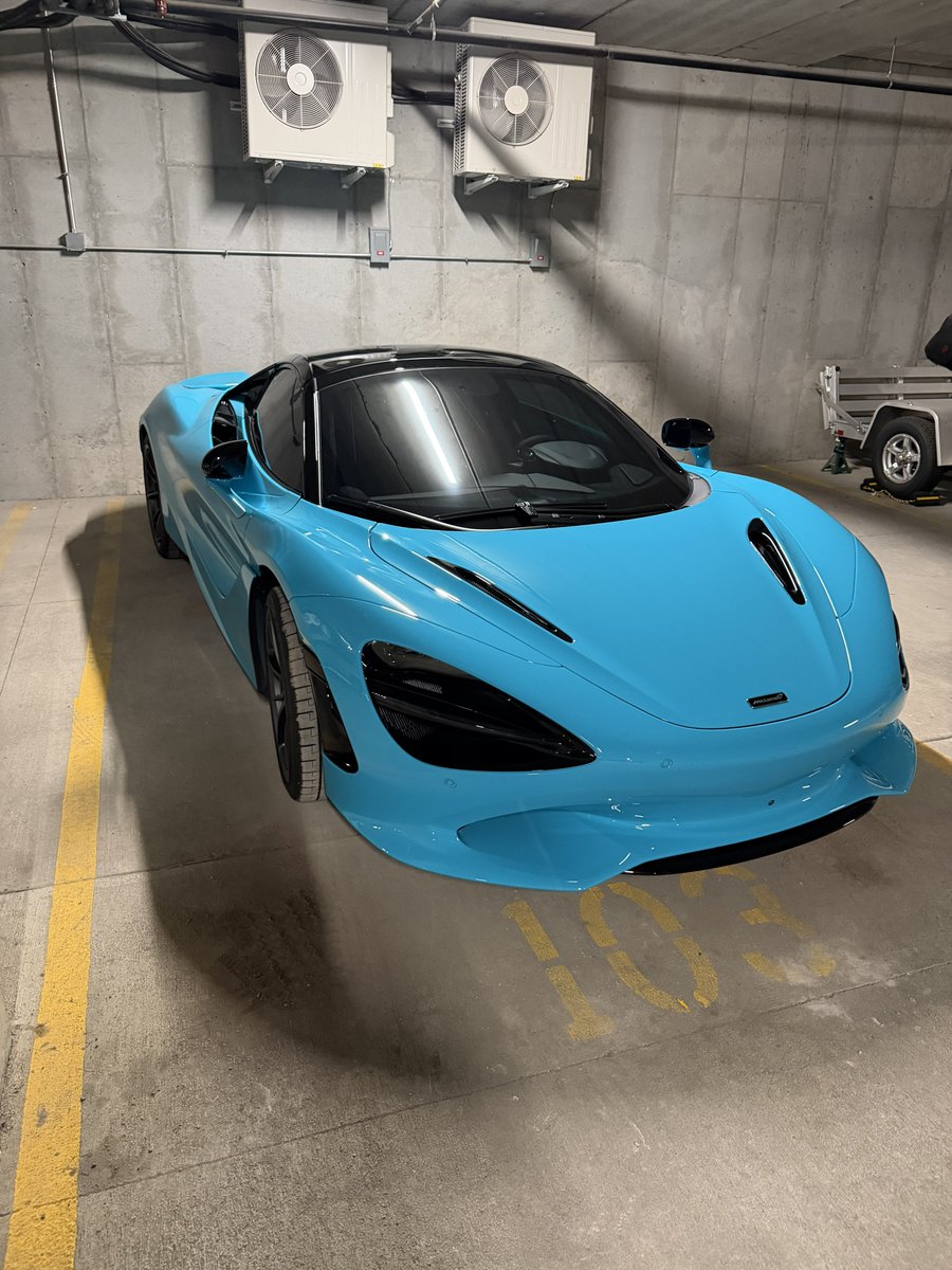 This car is so damn blue lol