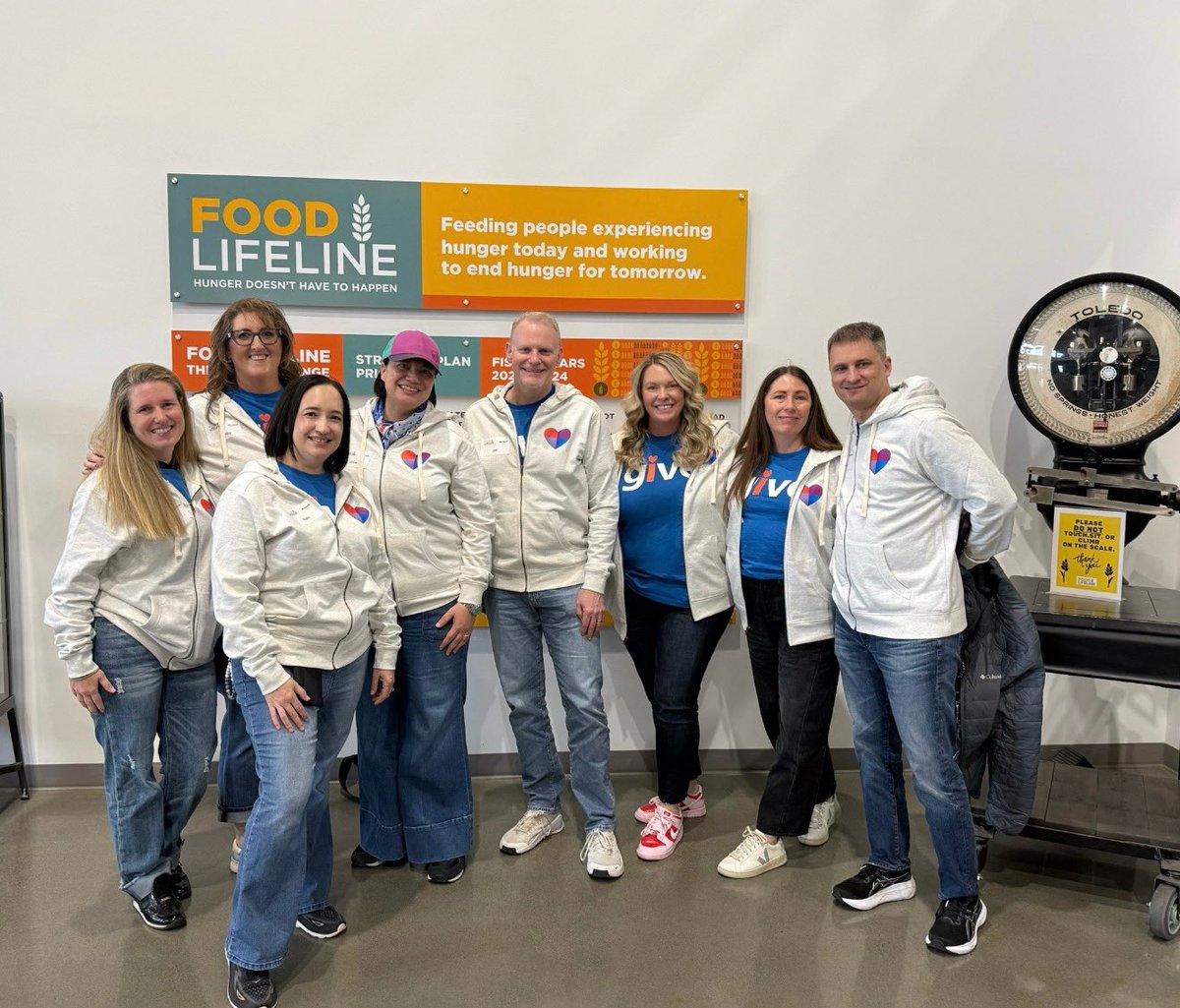 AmandaTrouba's tweet photo. Wrapping up an amazing week in Seattle with our Sales Skilling leadership team. Grateful for the opportunity to collaborate, learn and give back together ❤️💛💚💙 https://t.co/gCB1RHlcOh