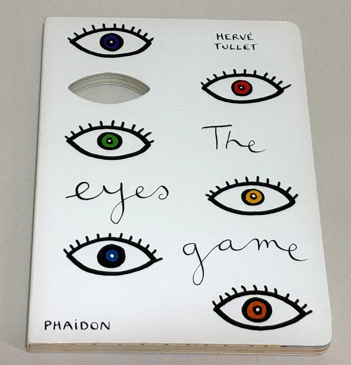ehonkaitori's tweet photo. 【英語絵本】👀 The Eyes Game

目のしかけで
次々に顔が変わる楽しい英語絵本✨
遊びながら想像力も育つ1冊📘

#TheEyesGame #英語絵本 #しかけ絵本 #HerveTullet https://t.co/26NqExuKuZ