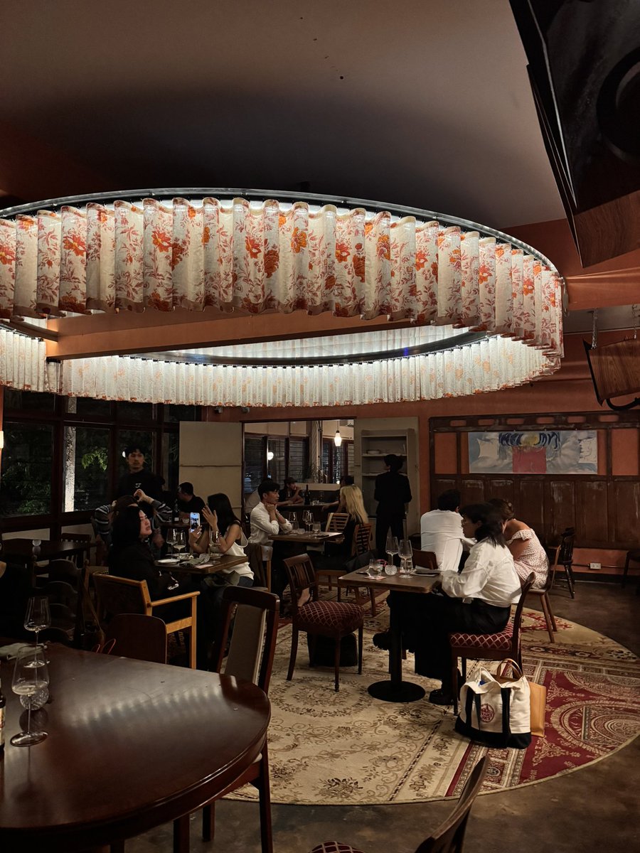 phoebephoebooo's tweet photo. Wine bar, Library, Cinema ที่ Sala Saneha ถนนเดโช
แวะมาดื่มไวน์ เดินดูห้องสมุดที่พี่เจ้าของบอกว่าโฟกัสหนังสือ Southeast Asia และภาพยนตร์ เห็นบอกอาจมีขายด้วยบางเล่ม ไวน์มีให้เลือกเยอะมาก จุก ๆ
วันนี้ยังไม่ได้ดูหนังเลยไม่มีรูปโรง https://t.co/cdn8dAevnF