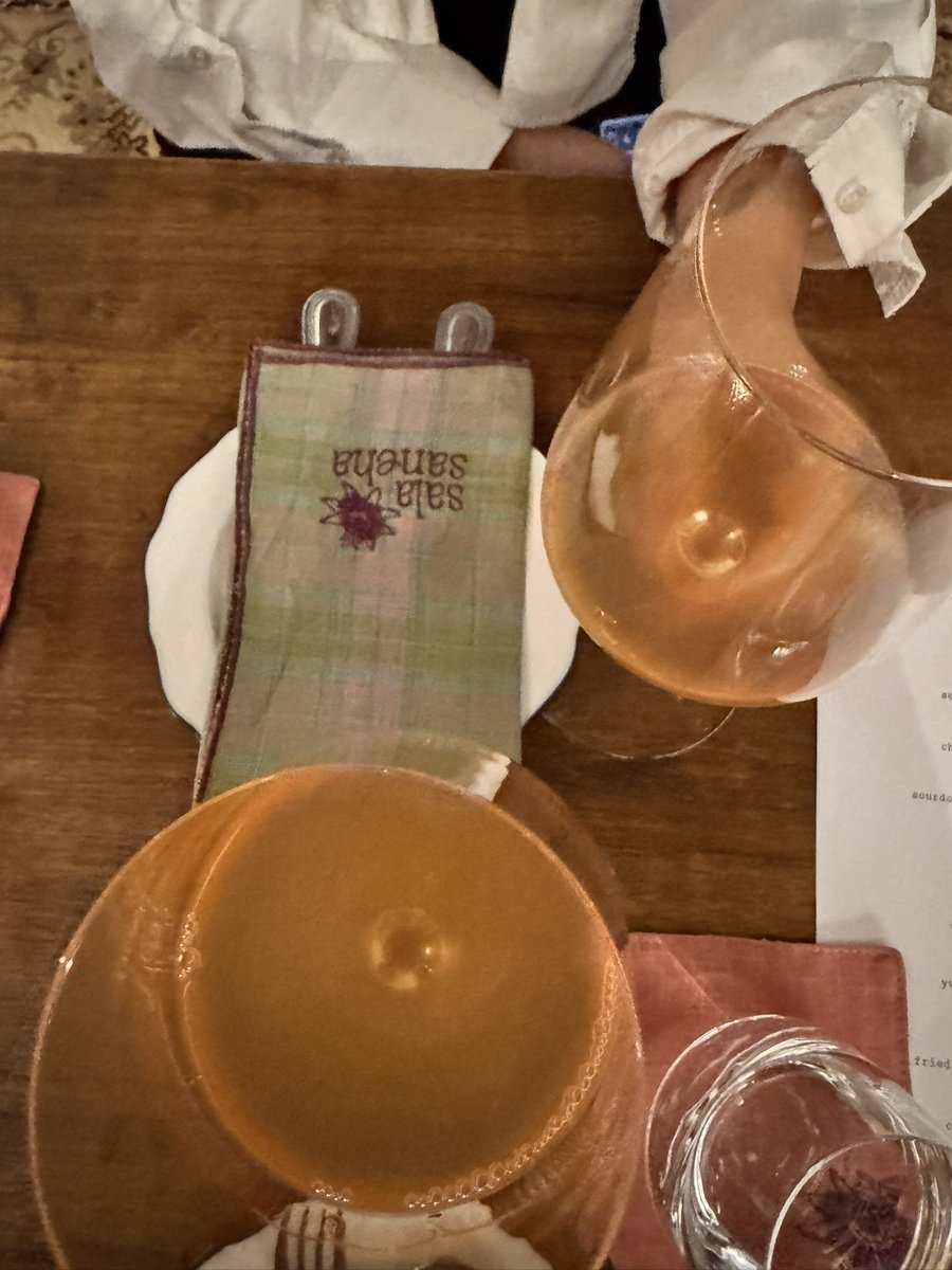 phoebephoebooo's tweet photo. Wine bar, Library, Cinema ที่ Sala Saneha ถนนเดโช
แวะมาดื่มไวน์ เดินดูห้องสมุดที่พี่เจ้าของบอกว่าโฟกัสหนังสือ Southeast Asia และภาพยนตร์ เห็นบอกอาจมีขายด้วยบางเล่ม ไวน์มีให้เลือกเยอะมาก จุก ๆ
วันนี้ยังไม่ได้ดูหนังเลยไม่มีรูปโรง https://t.co/cdn8dAevnF
