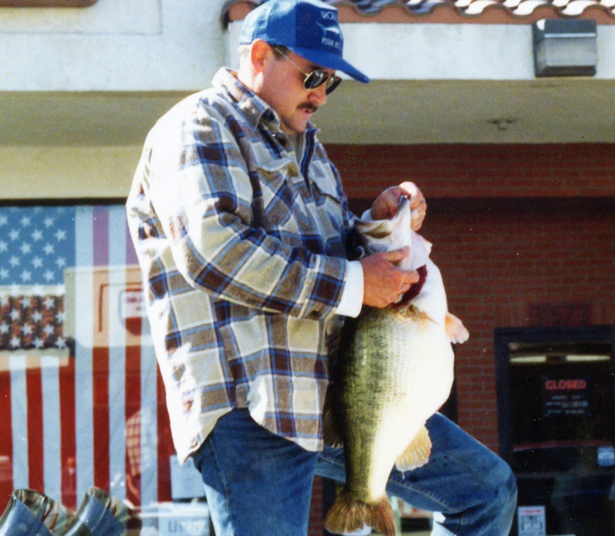 BassFishinFacts's tweet photo. #FACT On this day in 1991, just a year and 3 days removed from his 21.01 lb catch in 1990 (#7 all time) - Robert “Bob” Crupi landed the heaviest largemouth bass on American soil in the modern era. His bass was a full pound heavier than his catch a year before at 22.01. https://t.co/mPT1dbhRtQ