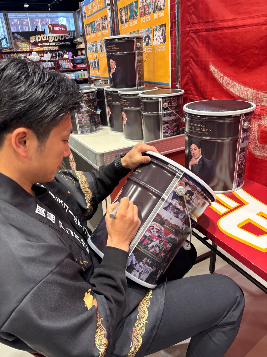 eagles_shop's tweet photo. [本日の岡島店長] -その②-

当日数量限定で販売する
特別なグッズにサイン執筆中✍️

【#岡島アンバサダー 1日店長就任！】
📅開催日：3/14(土)・15(日)
📍場所：グッズショップスタジアム店
　　　　 エスパル仙台店

⏬詳細は⏬
https://t.co/Tvb7nY03Ch

#RakutenEagles https://t.co/hoojhz1kuq