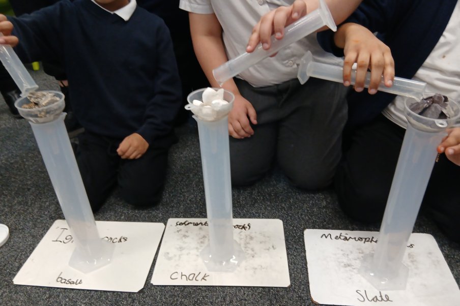 ErdingtonHallPS's tweet image. Our super scientists in Year 3 have been exploring materials. They worked scientifically by making thoughtful predictions, observing carefully and measuring their results. Fantastic teamwork and curiosity from our brilliant young scientists! ⭐#PrimaryScience #Year3 #STEM🧪🔬