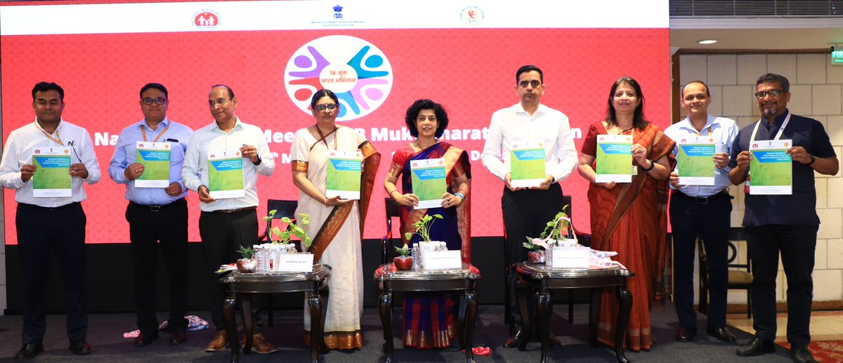 TbDivision's tweet photo. Smt. Aradhana Patnaik, AS&amp;MD, NHM, Shri Nikhil Gajraj Jt. Secretary(TB),Dr. Shobini Rajan,DDG-TB along with Officers of CTD released Revised Guideline on Ni-kshay Mitra, Guideline on #TBMuktBharat Abhiyaan &amp; Airborne Infection Control at National Review Meeting held in Delhi. https://t.co/55UAh2Djm0