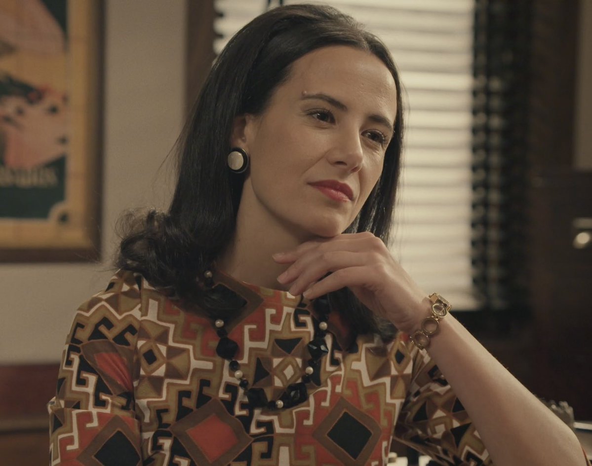 Cloe no será ni María 2.0 (con más respeto, por favor) ni Pelayo 2.0.
El personaje simplemente no tiene la talla ni el alcance narrativo para ocupar ese lugar (espero no herir susceptibilidades). A Cloe le alcanza justo para antagonista emocional, porque está dentro de un