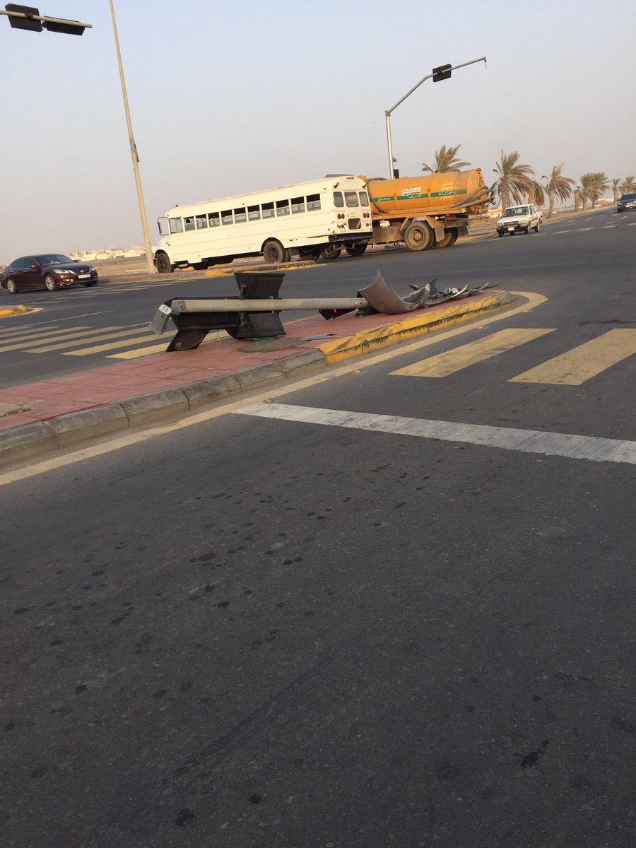 abu_abusoltann's tweet photo. #ثول

إشارة ثول المعروفة بين الناس بـ “تقاطع الموت” أصبحت خطر حقيقي بسبب كثرة الحوادث فيها.  
كل فترة نسمع عن حادث أو إصابات في نفس الموقع، وهذا يدل أن التقاطع يحتاج معالجة عاجلة.

نأمل من الجهات المختصة دراسة الموقع ووضع حلول مثل تحسين الإشارة أو إنشاء جسر أو تنظيم الحركة المرورية حفاظًا على أرواح الناس. الان حادث مروري قوي في تقاطع الموت 

#ثول #السلامة_المرورية