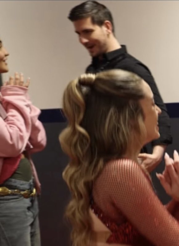 Candymiettes de Candice fière de voir Julien lui montrer ses pas de tango dans le vlog de Juju mdrr trop chou