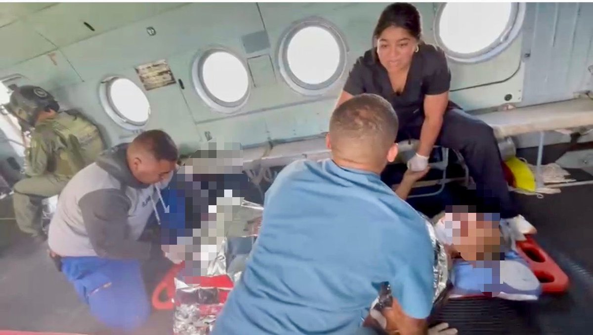 Ejercito_Div3's tweet photo. #LoÚltimo | En desarrollo de una operación conjunta, tropas de la #Brigada29 del @COL_EJERCITO, con apoyo de la @FuerzaAereaCol y en coordinación con la @PoliciaColombia, realizaron la evacuación de un campesino que habría resultado afectado por la activación de un artefacto explosivo improvisado en zona rural del municipio de La Vega, #Cauca.

La maniobra fue ejecutada mediante una operación aeromédica, empleando capacidades aéreas y protocolos de extracción en terreno complejo, lo que permitió el traslado oportuno del ciudadano hacia un centro asistencial en la ciudad de Popayán.

Con este tipo de misiones, nuestras unidades continúan desplegando capacidades diferenciales para la atención de emergencias y el apoyo a la población civil en el suroccidente del país.

#NuestroCompromisoEs🇨🇴
#PatriaHonorLealtad