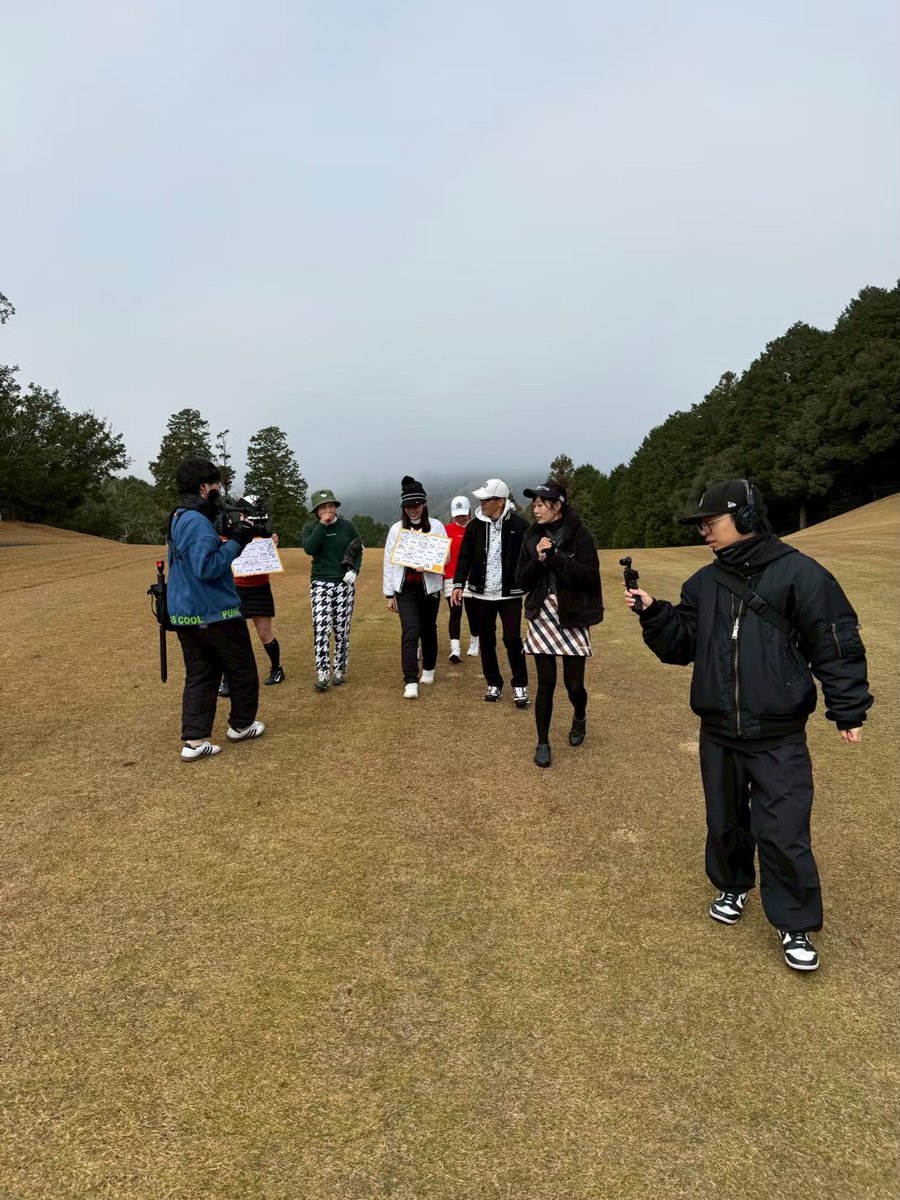 sundaygolf_itv6's tweet photo. 来週もまた新企画発動⁉️
サンゴル名物のアレ、やります🤣
ご期待ください⛳️
相変わらず肌寒いコンディションの中、両チーム共頑張ります🔥

#4under
#大洲ゴルフ倶楽部
#井坂彰 #山崎未来 #豊福海央
#あいテレビ #愛媛 #ゴルフ https://t.co/gDS6aeEatq