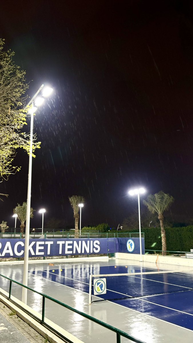 Fho87's tweet photo. Tennis and Rain 🥰 https://t.co/mMcDACLHlo