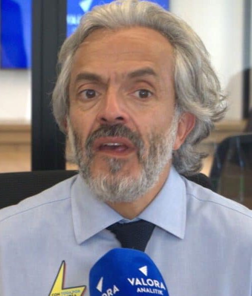 JuampaSantos's tweet photo. Reto del día: ¿Quién será vicepresidente de Colombia?

🔁 Oviedo
❤️ Quilcué

💬 Comenta 👇 https://t.co/HgL6BA8h8t