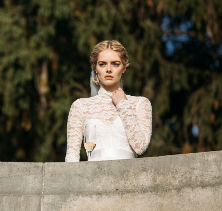the-wedding-dress-that-samara-weaving-wears-here-in-ready-or-not-is