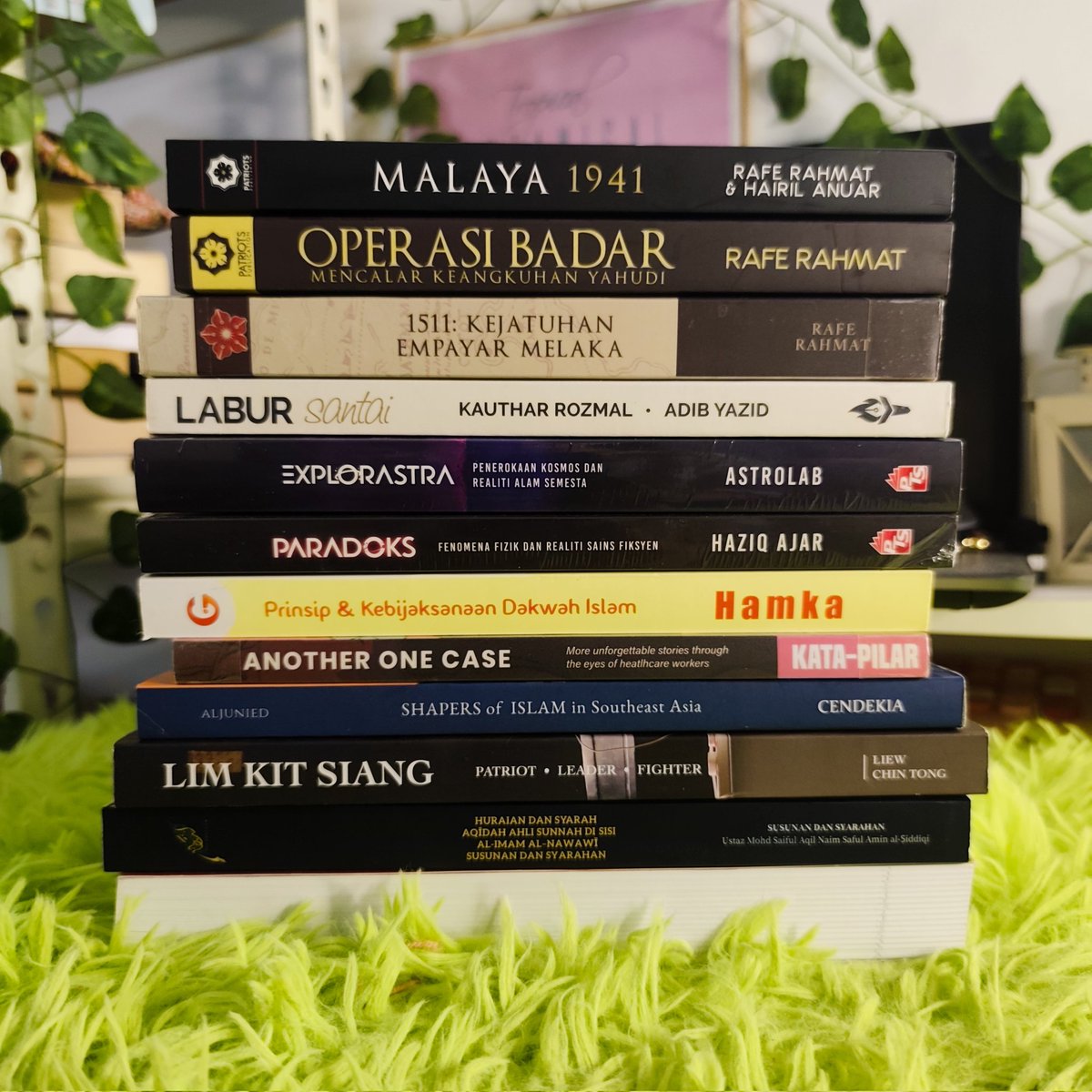 TribeKakchik@WeEatBooks tweet media