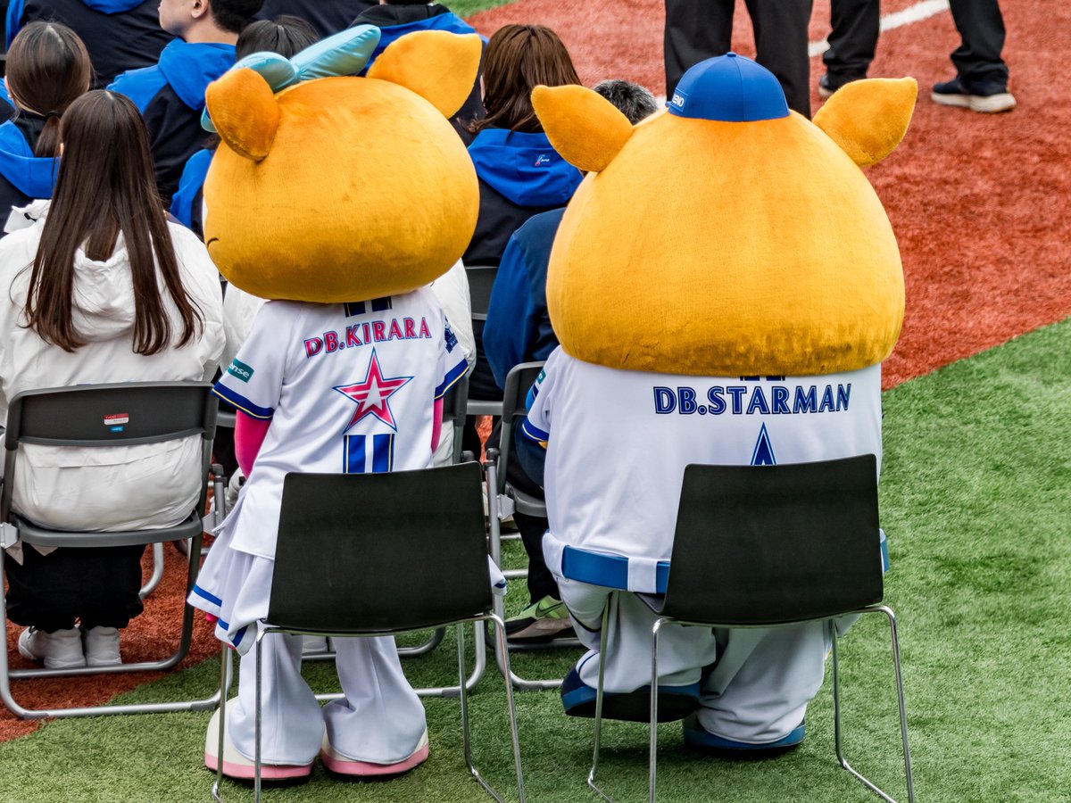 nantokaGM's tweet photo. 通常のパイプ椅子とは背もたれが違うので #バーチャピ は例年ほどの食い込みなし #baystars スターマン キララ バート チャピー https://t.co/xIYZFKw6hw