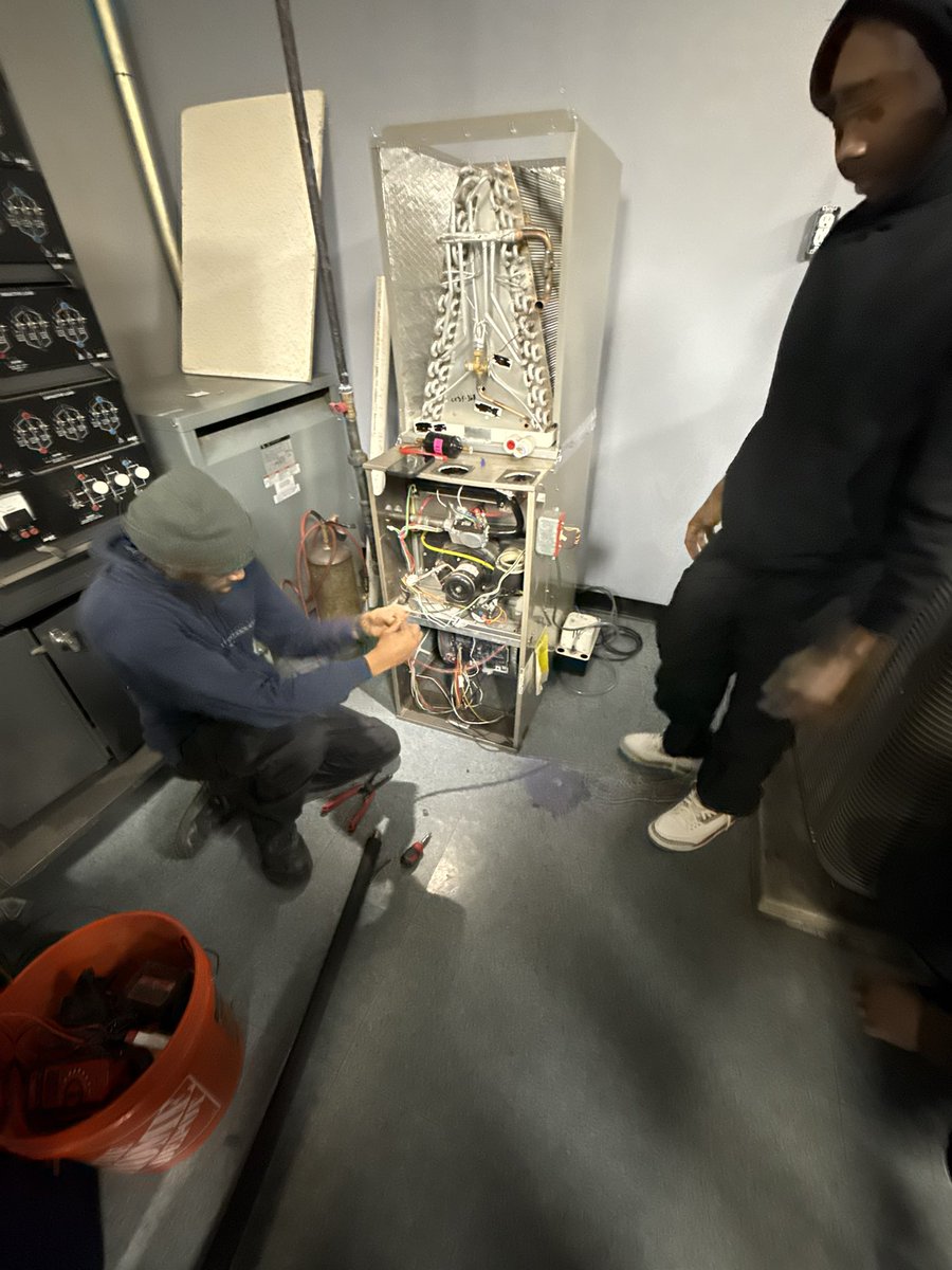 1Jahh_'s tweet photo. I gave yall CDL in 2023 , ran it back in HVAC I’m still not done https://t.co/Ui37KPqSYv