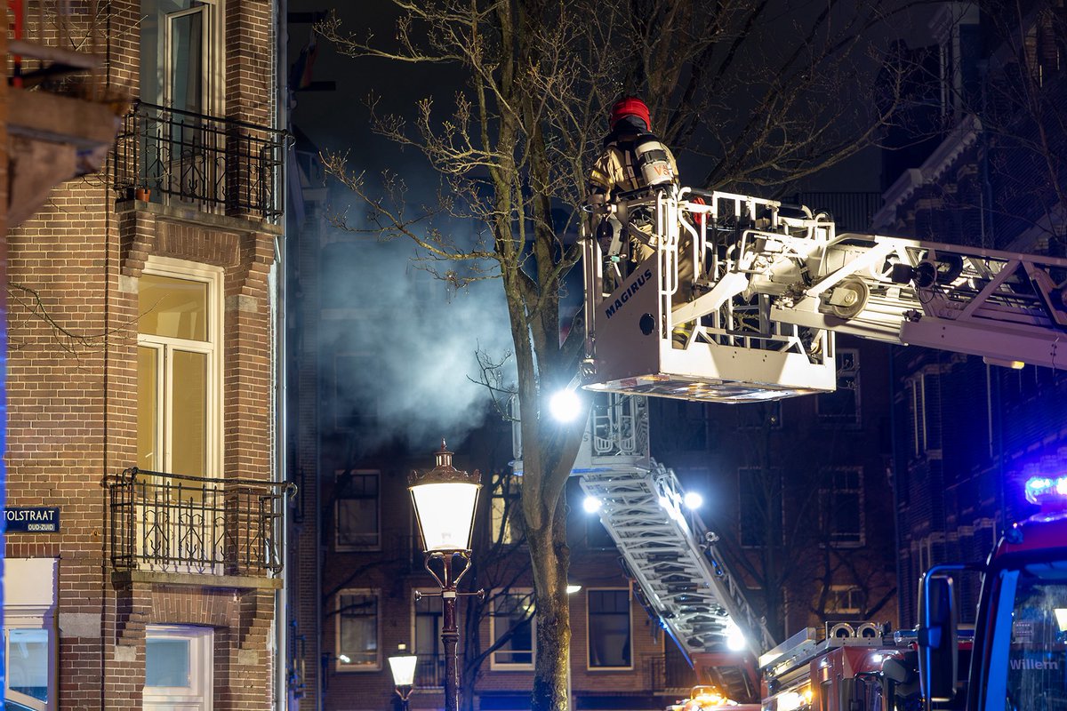 Grote brand in woning aan Toldwarsstraat in Amsterdam
