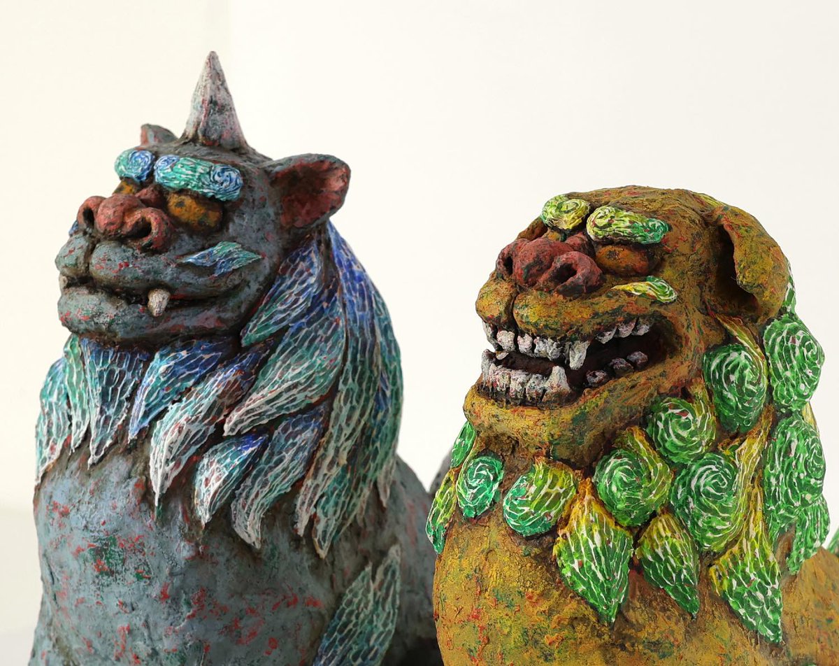 狛犬は魔除け・守護の役割を持つ霊獣像。
左の角がある方が「狛犬」、
右が「獅子」とされているそうです。
こちらの作品も開催中の個展で展示中。