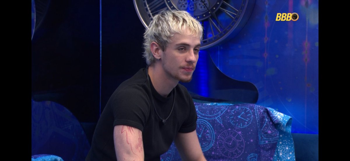 jeviniteo's tweet photo. O Juliano floss de preto e branco no bbb hoje antes da prova do líder parecia o Alexandre da novela a viagem kkkkkkk ele trocou a branca pela preta https://t.co/T1SLE87srf